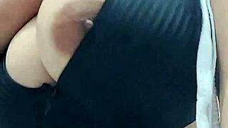 Te gustar�a jugar con mis grandes pechos. Imagina tocando mis curvas suaves en esta escena casera.