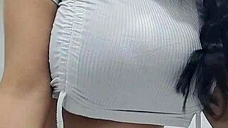 Te gustar�a jugar con mis grandes pechos. Imagina tocando mis curvas suaves en esta escena casera.