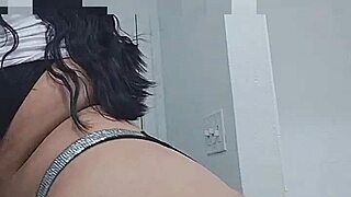 Te gustar�a jugar con mis grandes pechos. Imagina tocando mis curvas suaves en esta escena casera.