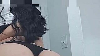 Te gustar�a jugar con mis grandes pechos. Imagina tocando mis curvas suaves en esta escena casera.