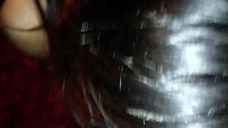 Dejo quedar en el porche de mi casa a la puta de la esquina y esta en agradecimiento me folla rico