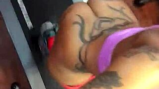 Cherokee shows big booty on treadmill