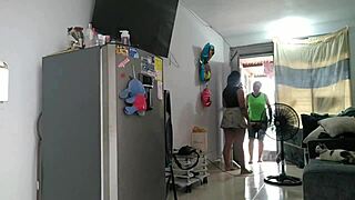 La Nevera Tiene Una Fuga De Agua Asi Que Llamo A La Vecina Para Que Me Ayude Y Empieza A Morbosear Mi Enorme Culo