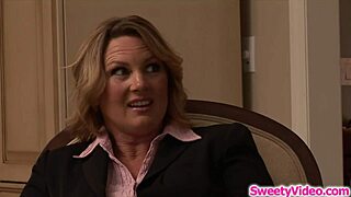 Brunette babe licks lesbian girlfriend's pussy 😘