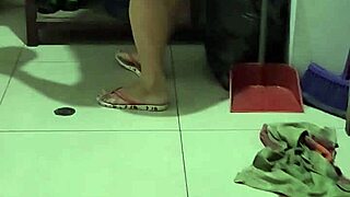 Mi Madrastra Caliente Flashing in Bathroom