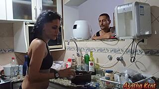 Meu Genro Aproveitou Que Minha Namorada Não Estava e Me Comeu Gostoso, Deixando Minha Pussy Molhada e Satisfeita