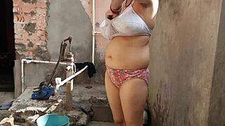 nangi bhabhi: bathing outdoor, showing big boobs and cute pussy!