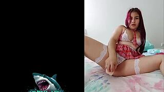 Joven venezolana se masturba para un viejo gordo