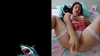 Joven venezolana se masturba para un viejo gordo