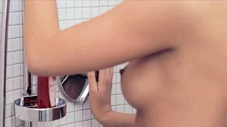 solo gal stimulates mambos and cunt