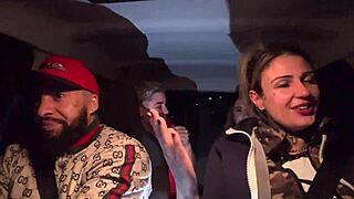 uber mulher pega um casal de l�sbica no aeroporto de guarulhos e acabam fazendo a maior putaria dentro do carro todos se chupando e se melando