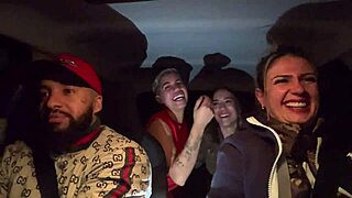 uber mulher pega um casal de l�sbica no aeroporto de guarulhos e acabam fazendo a maior putaria dentro do carro todos se chupando e se melando