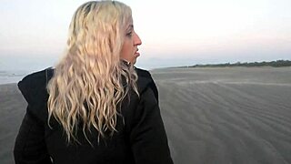 gostosa walks in panties, fucks passionately on the beach for money