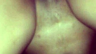 mujer hermosa receives a relaxing massage from a teen