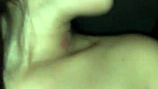 mujer hermosa receives a relaxing massage from a teen