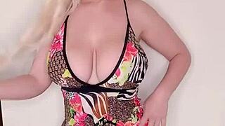 Talking dirty in Spanish while playing naked with my pussy!