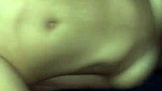 mujer hermosa receives a relaxing massage from a teen