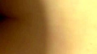 Dona De Casa Provocando O Técnico Que Foi Consertar A Máquina De Lavar Roupas