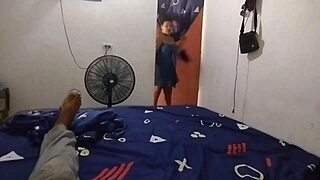 Padrastro pervertido observa el gran culo de su hijastra mientras hace videos y termina cogiendola muy rico