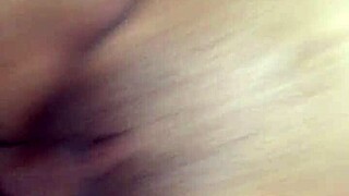 mujer hermosa receives a relaxing massage from a teen