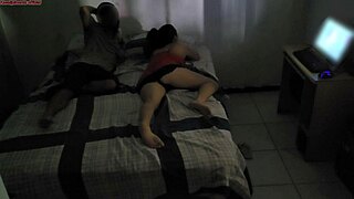 madrasta divide a cama com enteado devido reforma de seu quarto