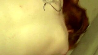 Dona De Casa Provocando O Técnico Que Foi Consertar A Máquina De Lavar Roupas