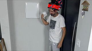 Novinha pelada recebe motoboy do ifood