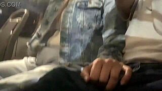 Le Muestro Mi Verga En El Bus P�blico Y Ella Decide Venir A Tocarla