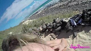 Sensuell POV doggystyle på stranden