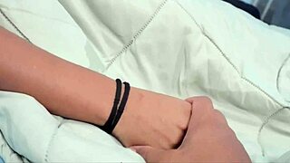 inocente chica recibe semen en su culo por primera