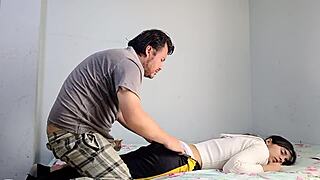 estudiante universitaria con regla follo durisimo por hermanastro en pussy