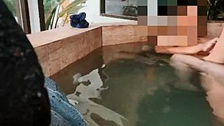 Esposa Consolando A Amigo De Su Esposo