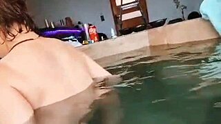 Esposa Consolando A Amigo De Su Esposo