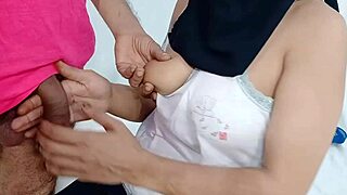 穆斯林18+少女戴黑头巾被男友粗暴肛交狗式硬性爱