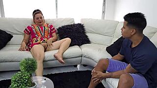 Mi madrastra cachonda me espera en casa para chuparme la polla