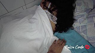 Esposa do amigo surpreendida com penis na boca