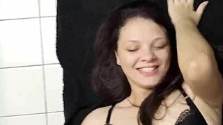 Cabe Tudo No Bucetão Lindo Dessa Novinha Gulosa!