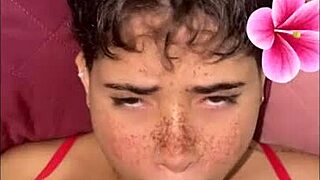 meia irma entra no meu quarto e me ajuda com uma punheta