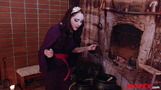 i love the evil queen and the whore princess in this intense threesome