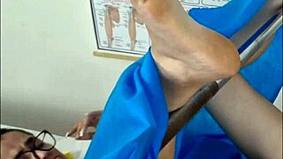 Непослушная Жена Позволяет Гинекологу Играть с Ее Пиздой во Время Осмотра