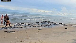 Bricadeira Acaba Em Muito Sexo Numa Praia Movimenta!