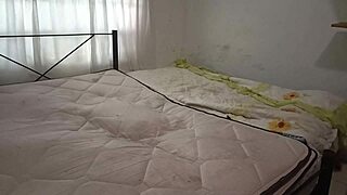 Madrastra Sexy Cleans The Dormitorio In Tanga And Records For Her Hijastro