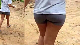 morena deliciosa teases her audience with oral delights