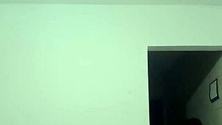 putinha dançando funk bem gostoso com tesão ficou peladinha jogando a buceta pro ar