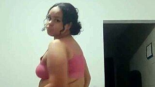 putinha dançando funk bem gostoso com tesão ficou peladinha jogando a buceta pro ar