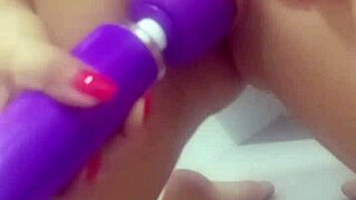 Bem Gulosa Engolindo Toda A Piroka Do Marid�o No Banheiro Do Hotel E Depois Ele Fodeu Minha Bucetinha At� Gozar Na Minha Bunda