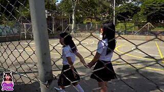 Mi amiga rebelde me sonsaca para escapar de clases y nos divertimos jugando a las tijeras