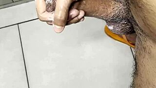 Masturbandome en el Bano del Gym Parte 2