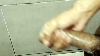 Masturbandome en el Bano del Gym Parte 2