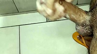 Masturbandome en el Bano del Gym Parte 2